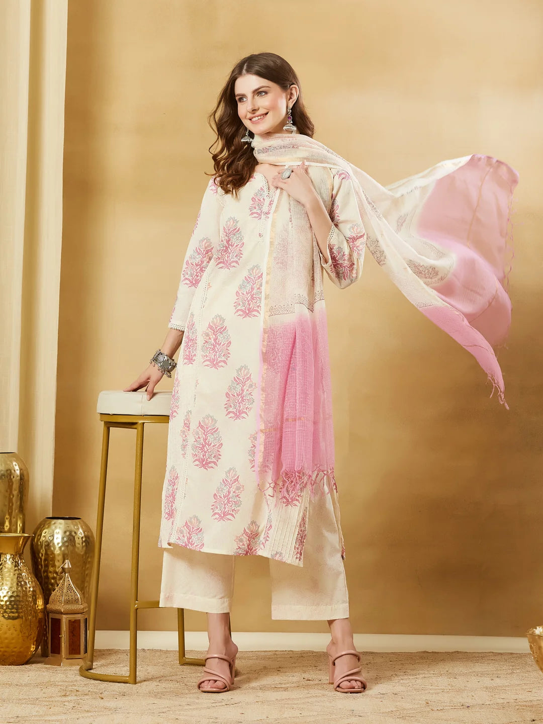 Aavinyaa Off White Pink Floral Printed Kurta Set with Dupatta