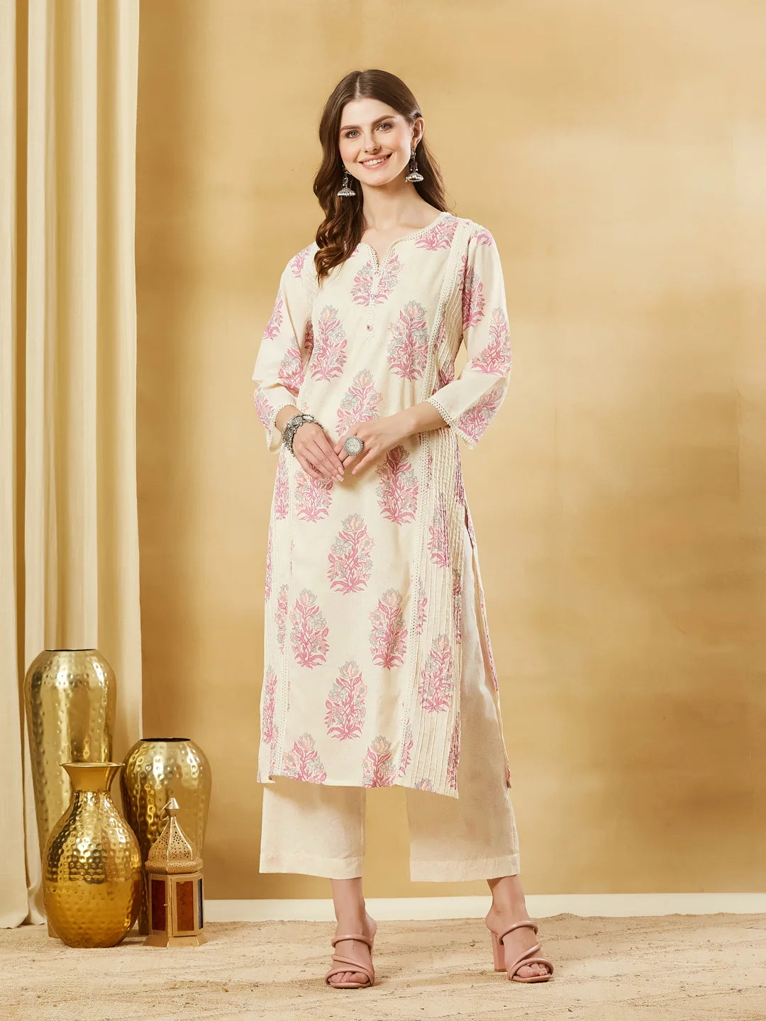 Aavinyaa Off White Pink Floral Printed Kurta Set with Dupatta