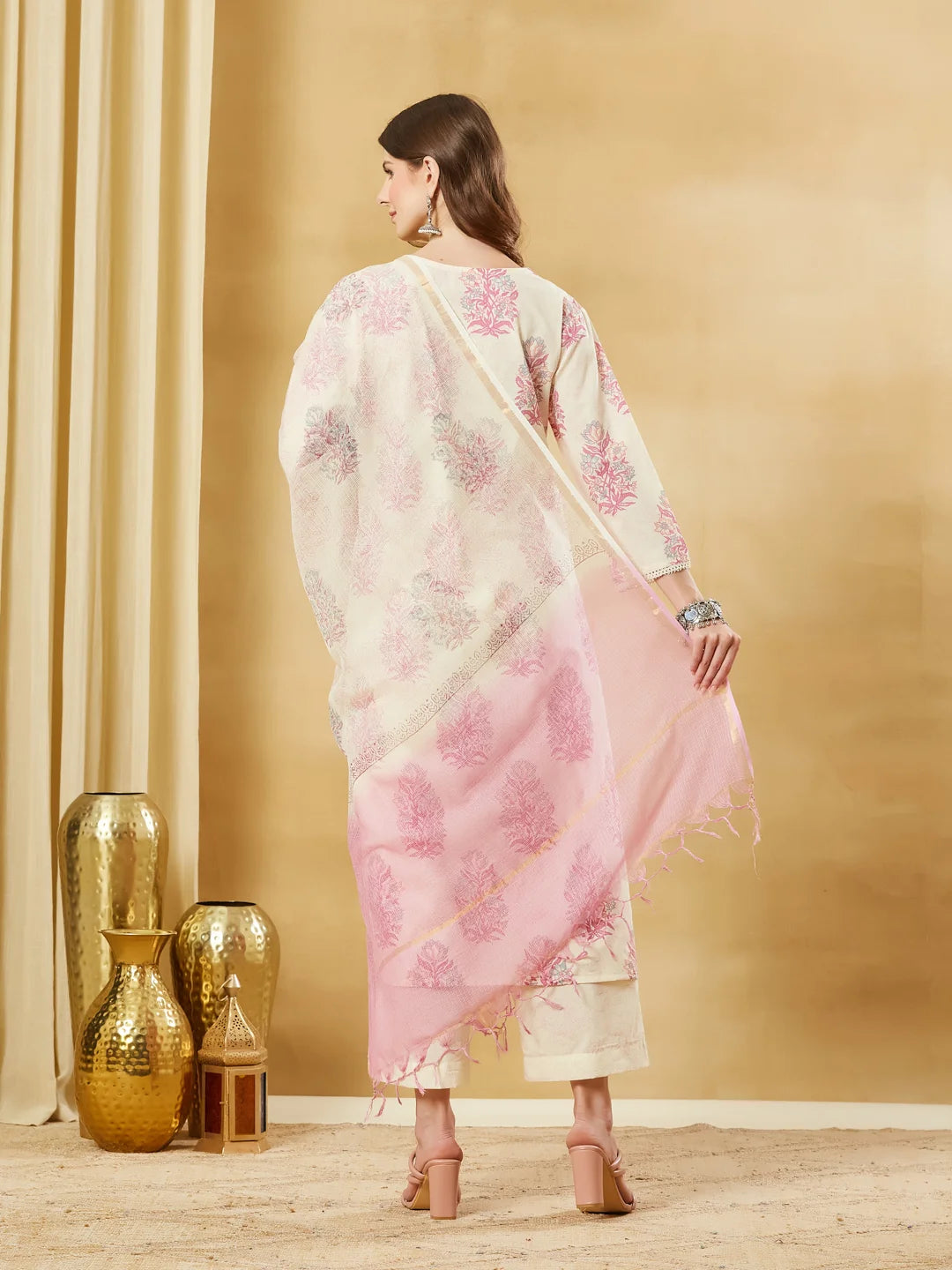 Aavinyaa Off White Pink Floral Printed Kurta Set with Dupatta